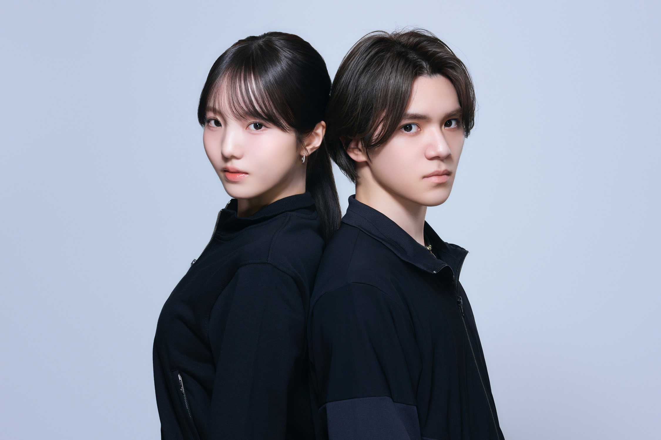 手をつなぎ笑顔で滑る宇野昌磨と本田真凜