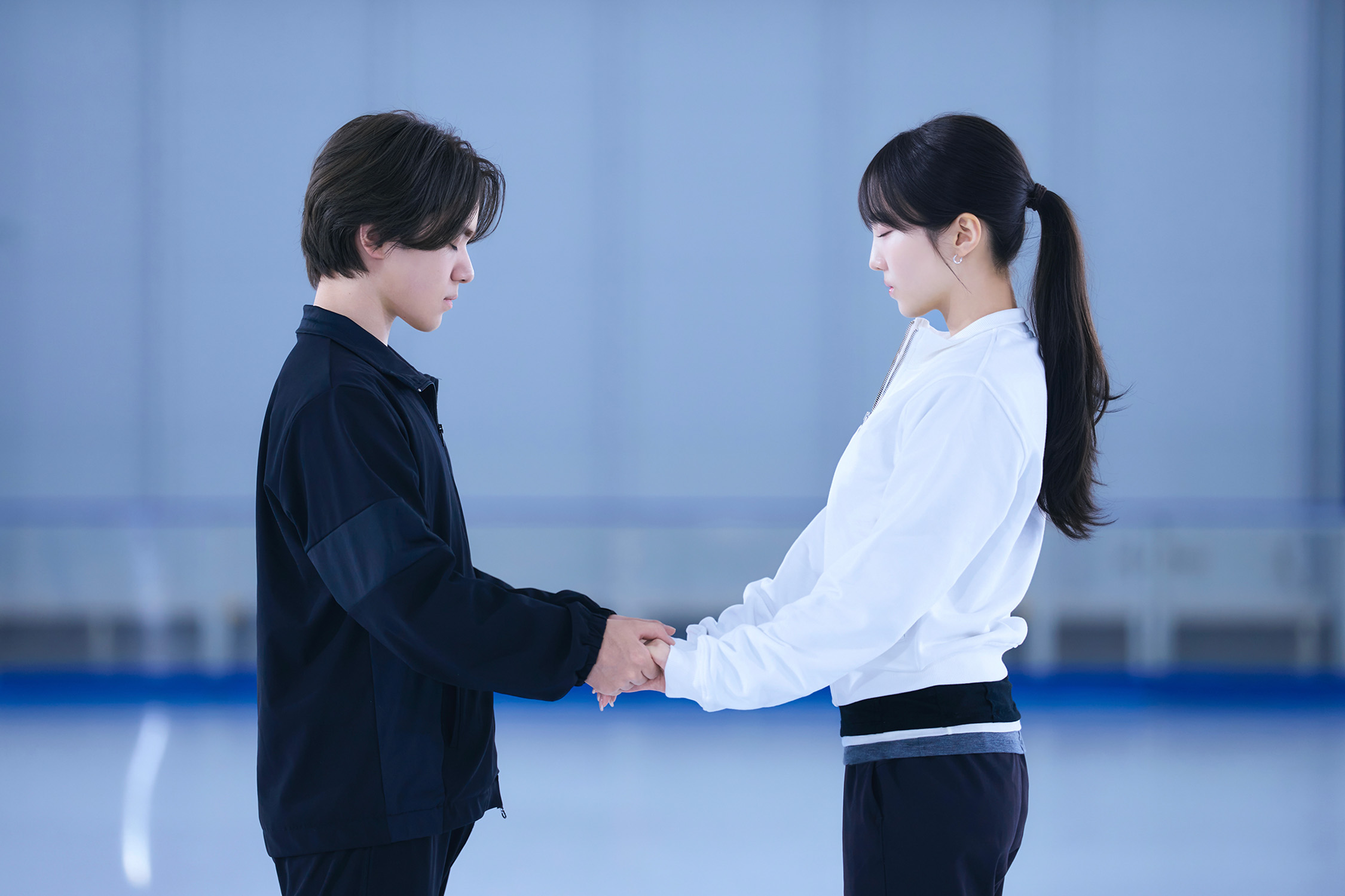 モノクロ、寄り添って歩く二人の後ろ姿